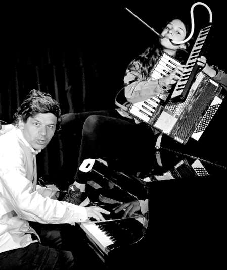 Affiche du spectacle : Spectacle inclassable ! (chanson déjantée et piano acrobatique)